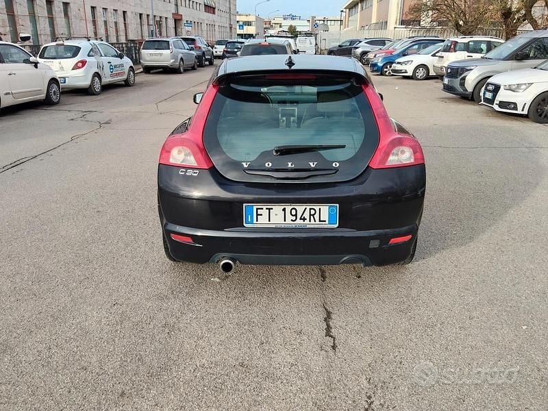 Usata Volvo C30 Momentum 108 CV (79 kW) 2007 Nero Utilitaria