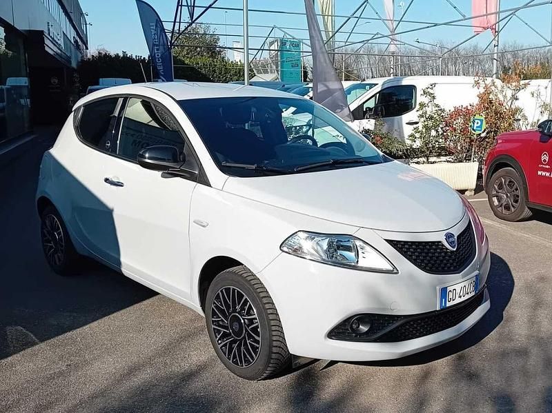 Usata Lancia Ypsilon Gold 69 CV (50 kW) 2020 Grigio Utilitaria