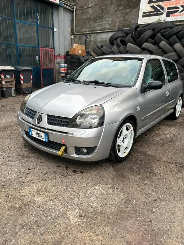 Käytetty Renault Clio II 179 HP (131 kW) 2005 Harmaa Sedan