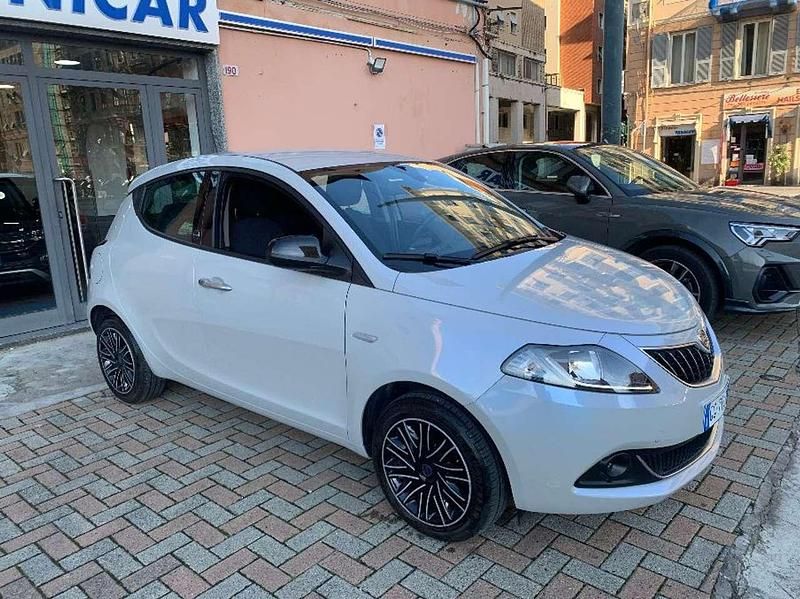 Usata Lancia Ypsilon Gold 69 CV (50 kW) 2021 Grigio Utilitaria
