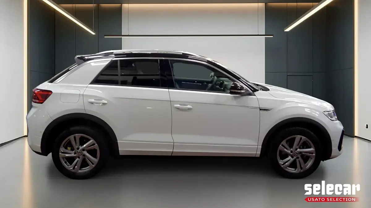 Usata VW T-Roc R-line 116 CV (85 kW) 2023 Bianco/tetto nero SUV