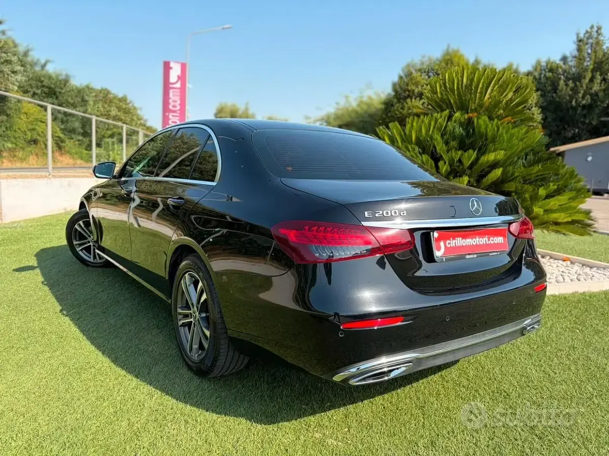 Usata Mercedes E200 Exclusive 160 CV (117 kW) 2022 Nero Berlina