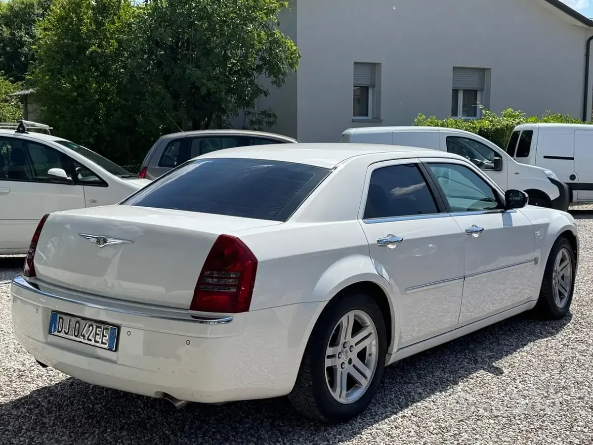 Usata Chrysler 300C 218 CV (160 kW) 2007 Bianco Berlina