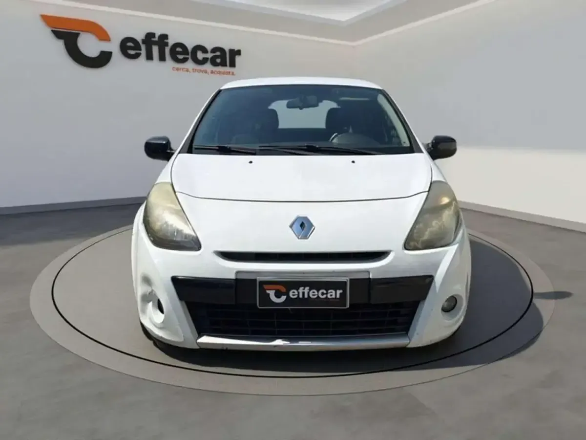 Usata Renault Clio II Dynamique 75 CV (55 kW) 2011 Bianco Berlina