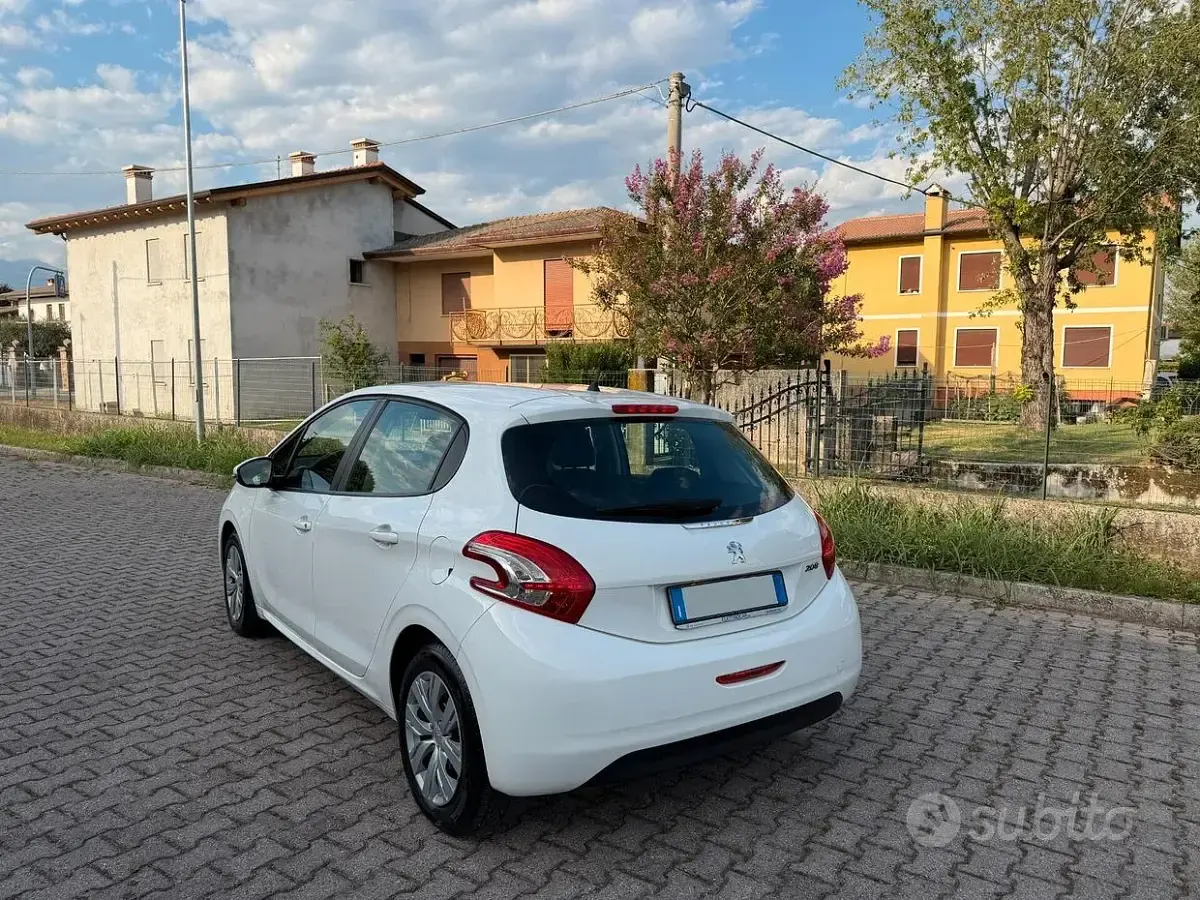 Usata Peugeot 208 Allure 68 CV (50 kW) 2014 Bianco Utilitaria
