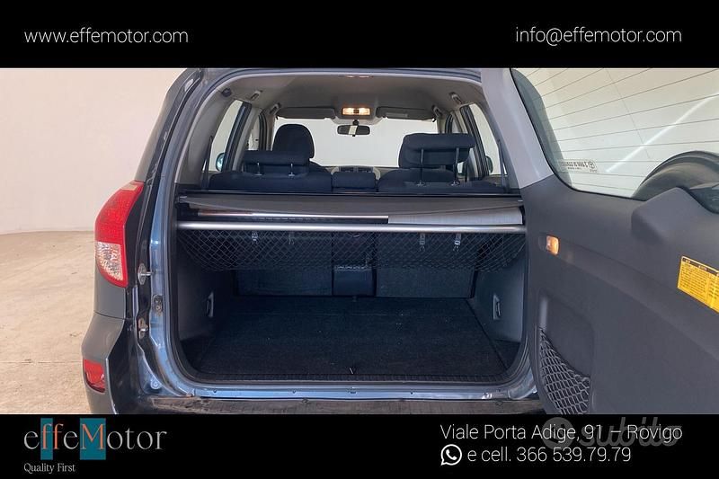 Usata Toyota RAV4 Sol 136 CV (100 kW) 2007 Grigio SUV