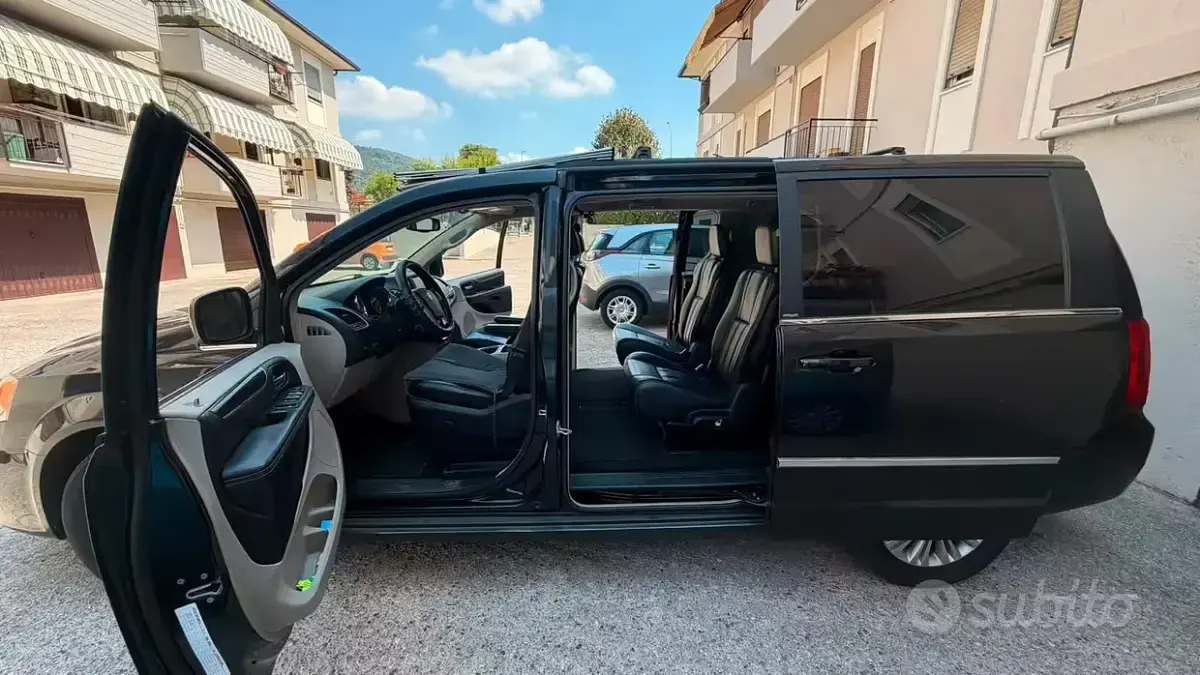 Usata Lancia Voyager 163 CV (119 kW) 2011 Nero Monovolume