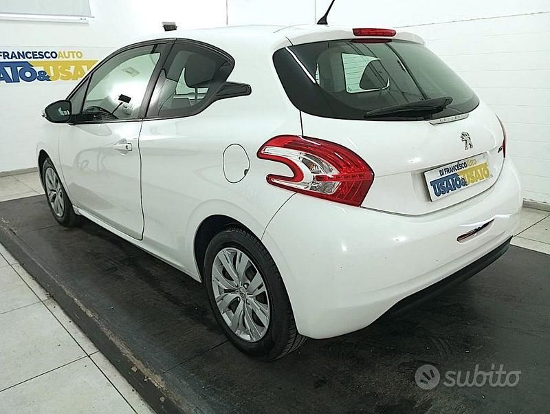 Usata Peugeot 208 Active 82 CV (60 kW) 2013 Bianco metallizzato Utilitaria