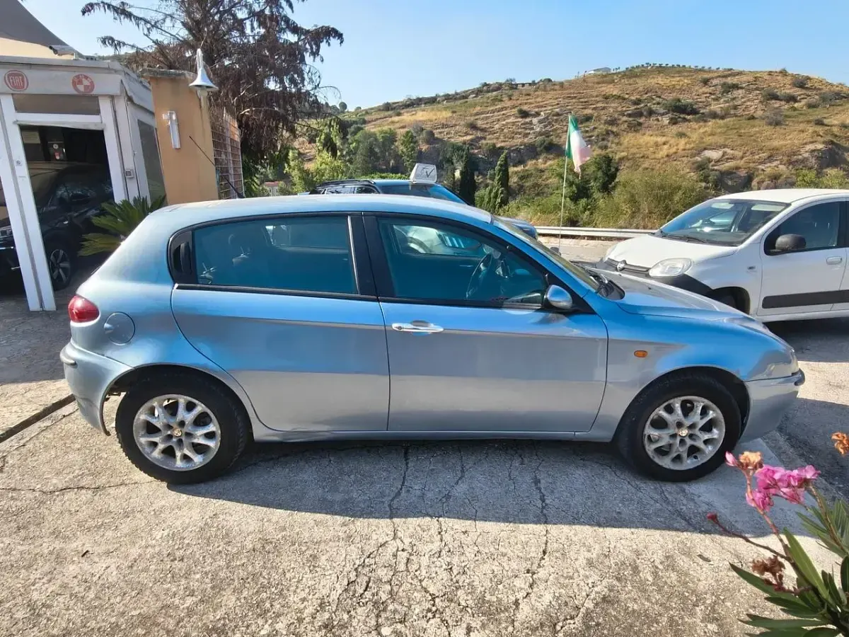 Usata Alfa Romeo 147 150 CV (110 kW) 2005 Blu Utilitaria