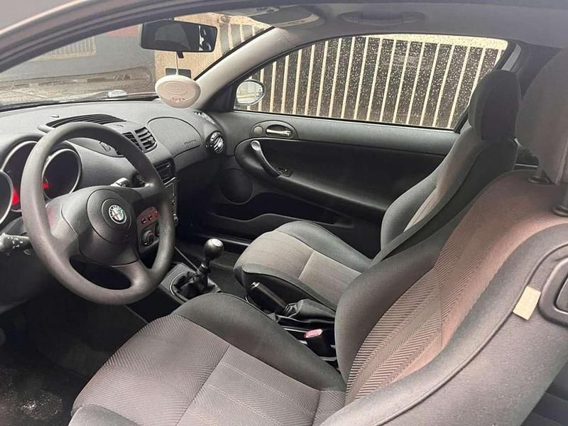 Usata Alfa Romeo 147 Distinctive 120 CV (88 kW) 2006 Grigio Utilitaria