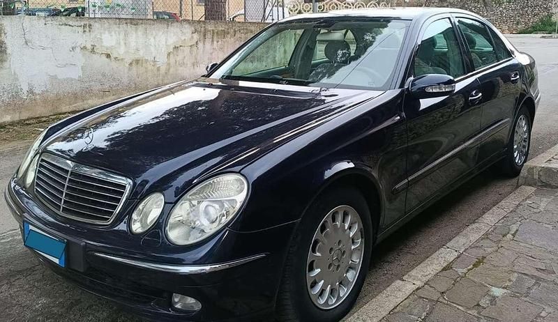 Usata Mercedes E220 Elegance 150 CV (110 kW) 2005 Blu/azzurro Berlina
