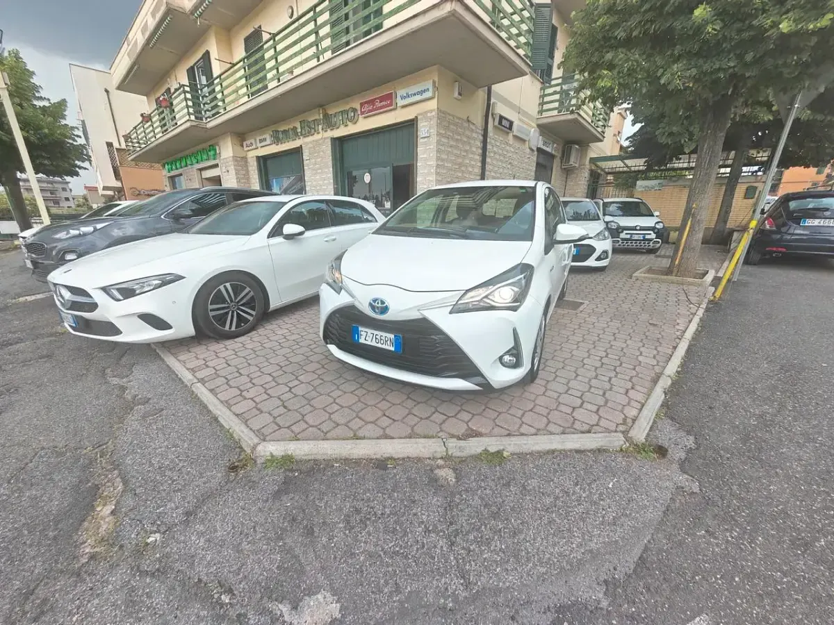 Usata Toyota Yaris Hybrid Cool 73 CV (53 kW) 2020 Bianco Berlina
