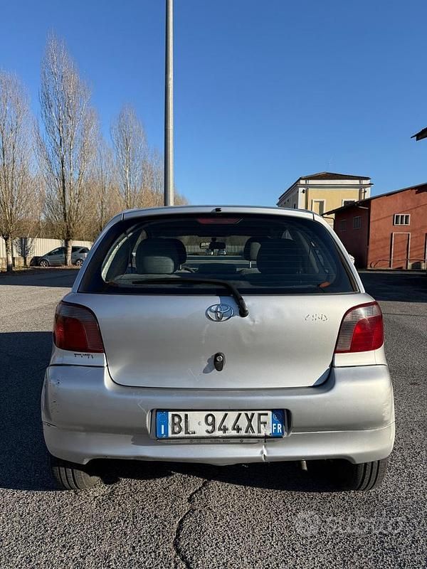 Usata Toyota Yaris 68 CV (50 kW) 2000 Grigio Berlina