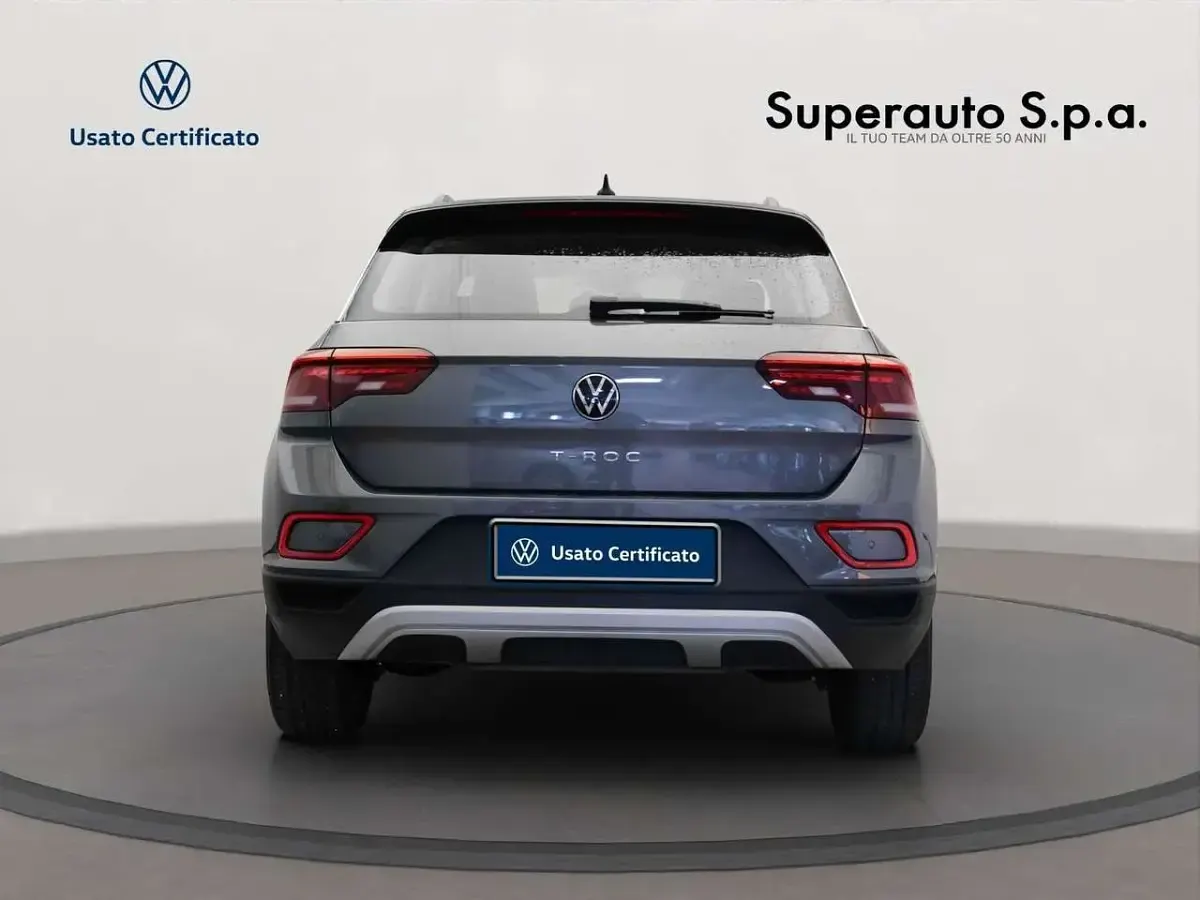 Usata VW T-Roc Life 116 CV (85 kW) 2023 Grigio scuro SUV