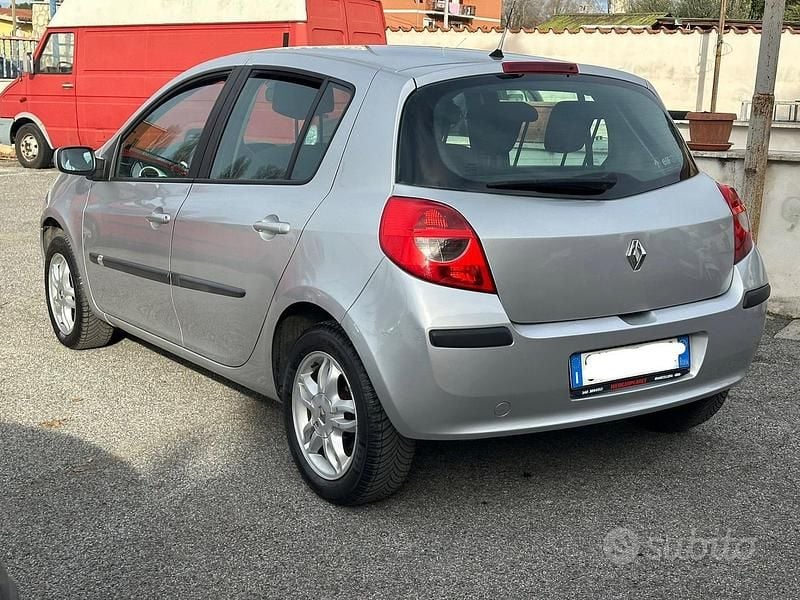 Usata Renault Clio II 111 CV (81 kW) 2005 Grigio Berlina