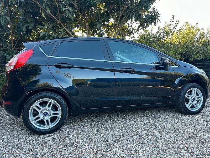 Second-hand Ford Fiesta 100 CP (73 kW) 2014 Negru Berlinǎ
