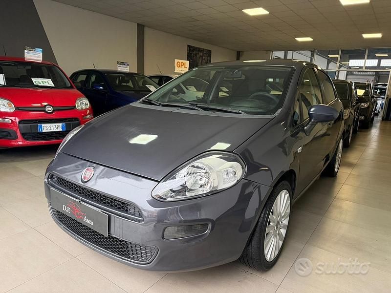 Grigio Usata 2015 Fiat Punto Lounge Tre volumi | 5900 € (Cara) - Immagine 1/4