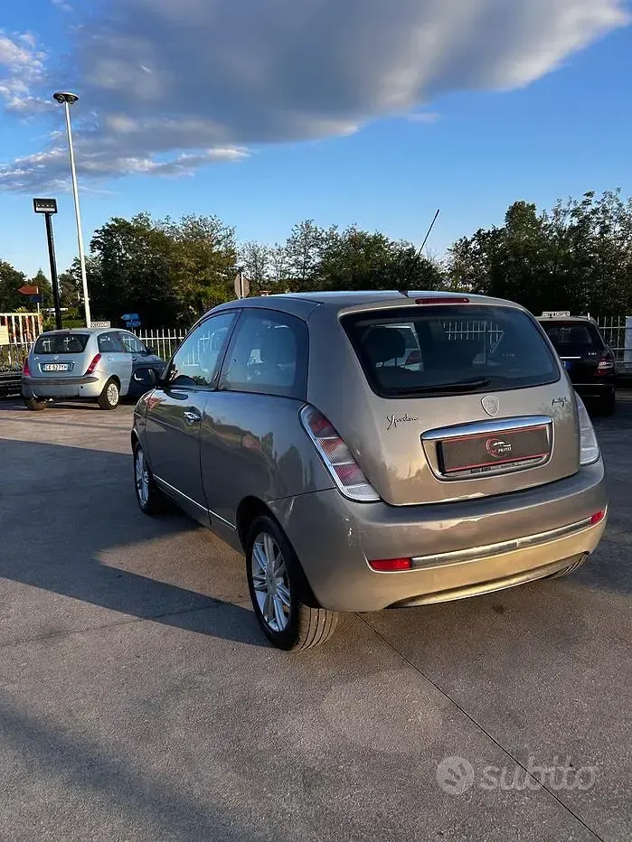 Usata Lancia Ypsilon 75 CV (55 kW) 2007 Grigio Utilitaria