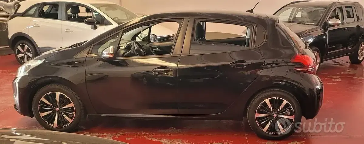 Usata Peugeot 208 Signature Sky 102 CV (75 kW) 2019 Nero Utilitaria