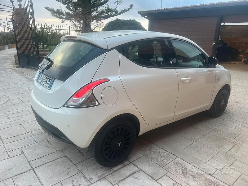 Usata Lancia Ypsilon 95 CV (69 kW) 2015 Utilitaria