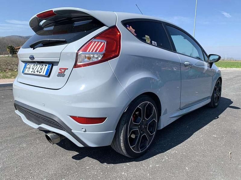 Usata Ford Fiesta ST 200 CV (147 kW) 2017 Argento Berlina