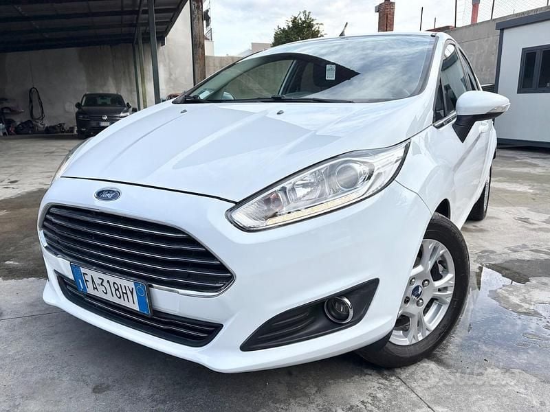 Bianco Usata 2015 Ford Fiesta Tre volumi | 4950 € (Buon prezzo) - Immagine 1/4