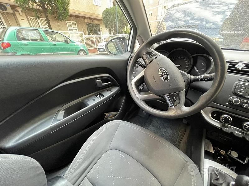 Usata Kia Rio 90 CV (66 kW) 2013 Bianco Berlina