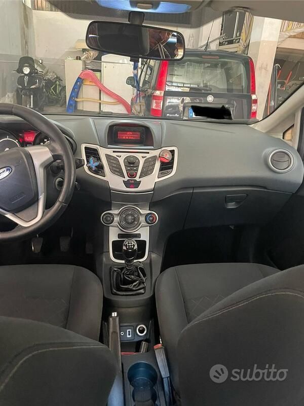 Usata Ford Fiesta 70 CV (51 kW) 2012 Blu Utilitaria