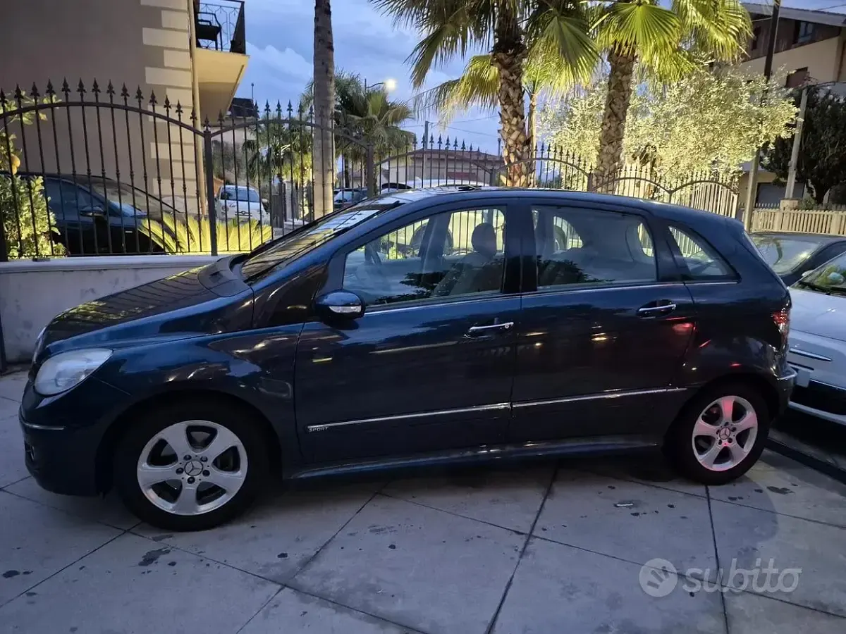 Usata Mercedes B180 109 CV (80 kW) 2010 Blu Monovolume