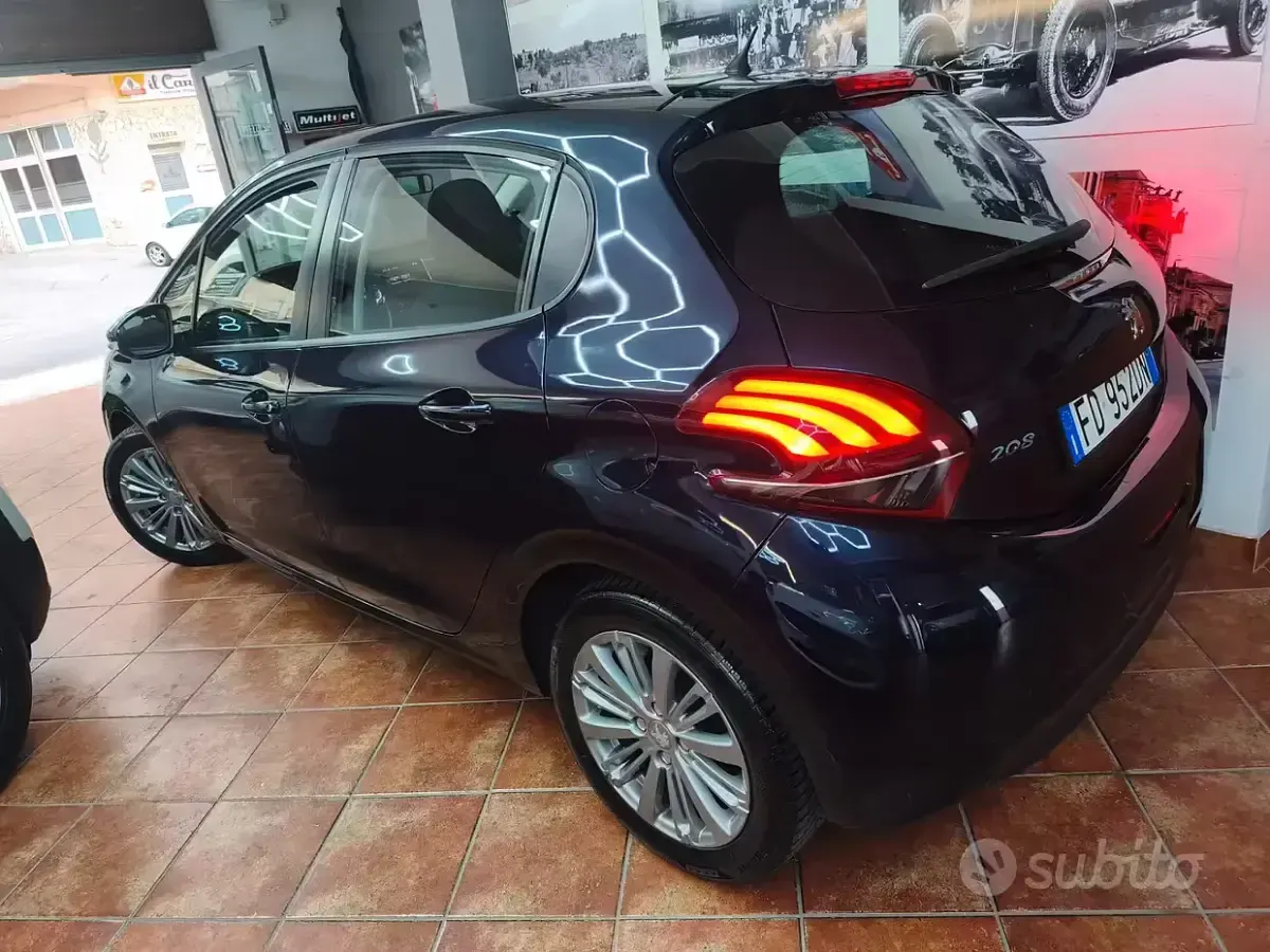 Usata Peugeot 208 Allure 100 CV (73 kW) 2017 Blu Utilitaria