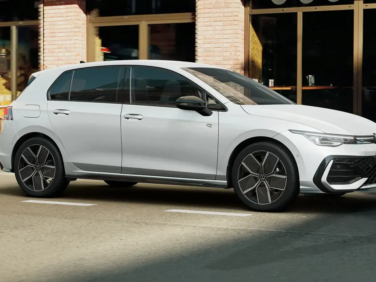Nuova VW Golf VIII R-line Plus 150 CV (110 kW) 2026 Oryx white perlato Berlina