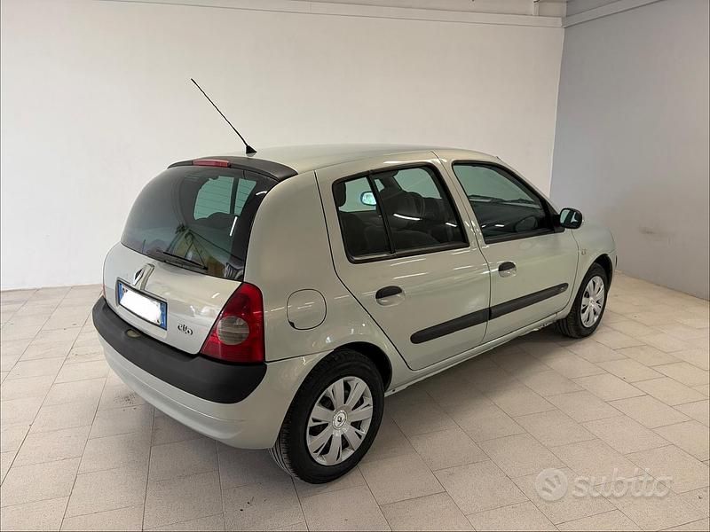 Usata Renault Clio II 75 CV (55 kW) 2003 Grigio Berlina