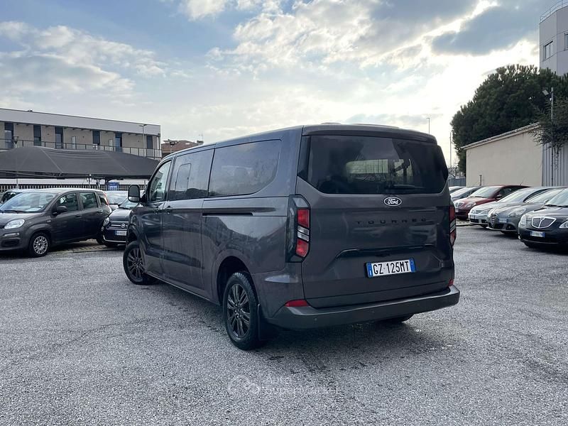 Usata Ford Tourneo Titanium 150 CV (110 kW) 2025 Grigio Monovolume