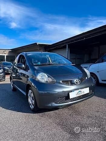 Usata Toyota Aygo 67 CV (49 kW) 2006 Grigio Utilitaria