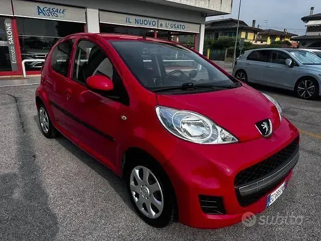 Usata Peugeot 107 Active 68 CV (50 kW) 2010 Rosso Utilitaria
