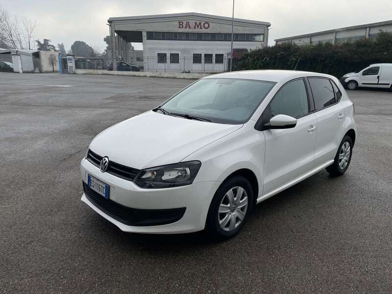 Bianco Usata 2014 VW Polo Comfortline Tre volumi | 6800 € (Buon prezzo) - Immagine 1/4