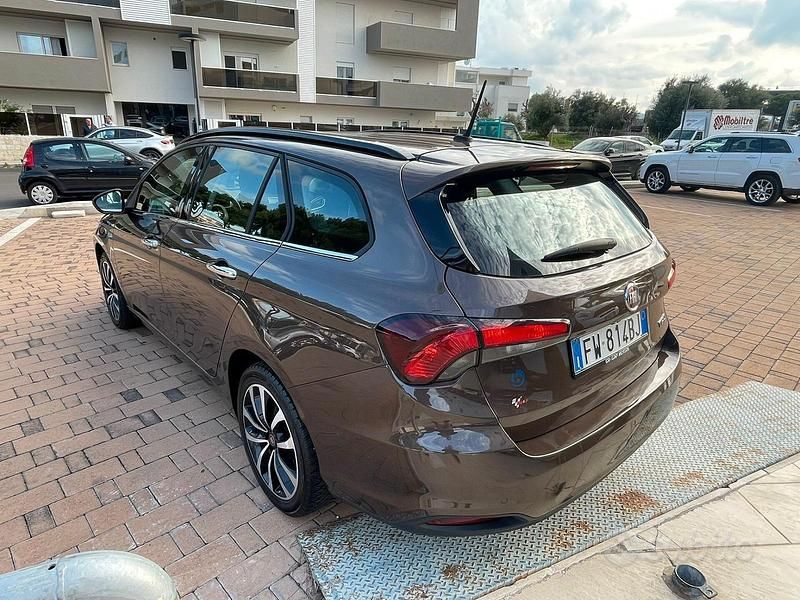 Usata Fiat Tipo Lounge 120 CV (88 kW) 2019 Marrone Station wagon