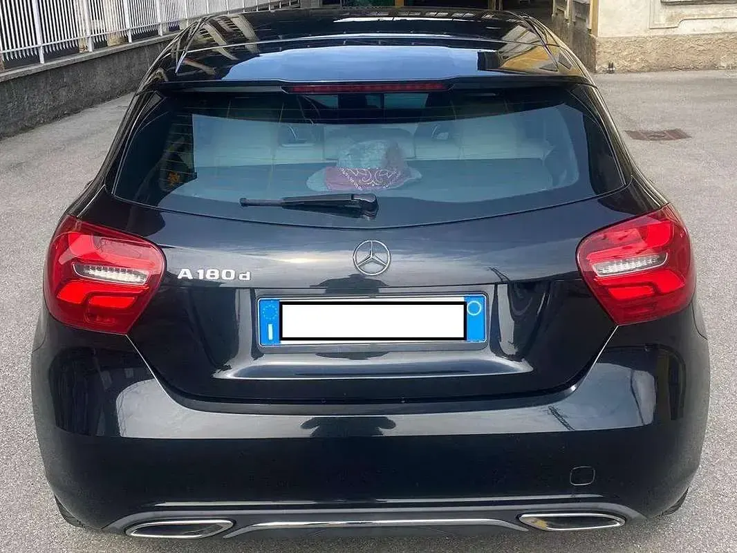 Usata Mercedes A180 Business 109 CV (80 kW) 2017 Nero Berlina