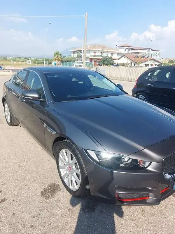 Usata Jaguar XE Business Edition 179 CV (131 kW) 2016 Argento Berlina