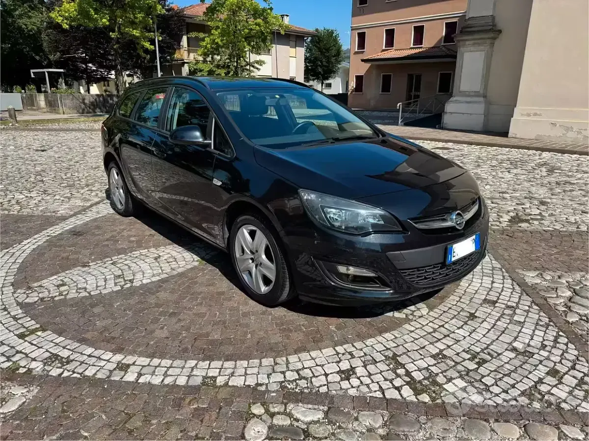 Usata Opel Astra Cosmo 110 CV (80 kW) 2015 Nero Station wagon
