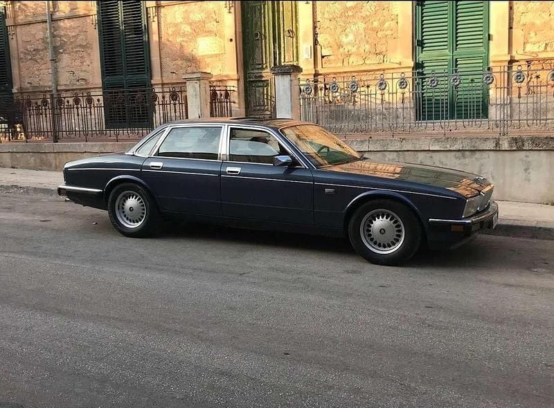 Usata Jaguar XJ40 Sovereign 234 CV (172 kW) 1990 Blu/azzurro Berlina