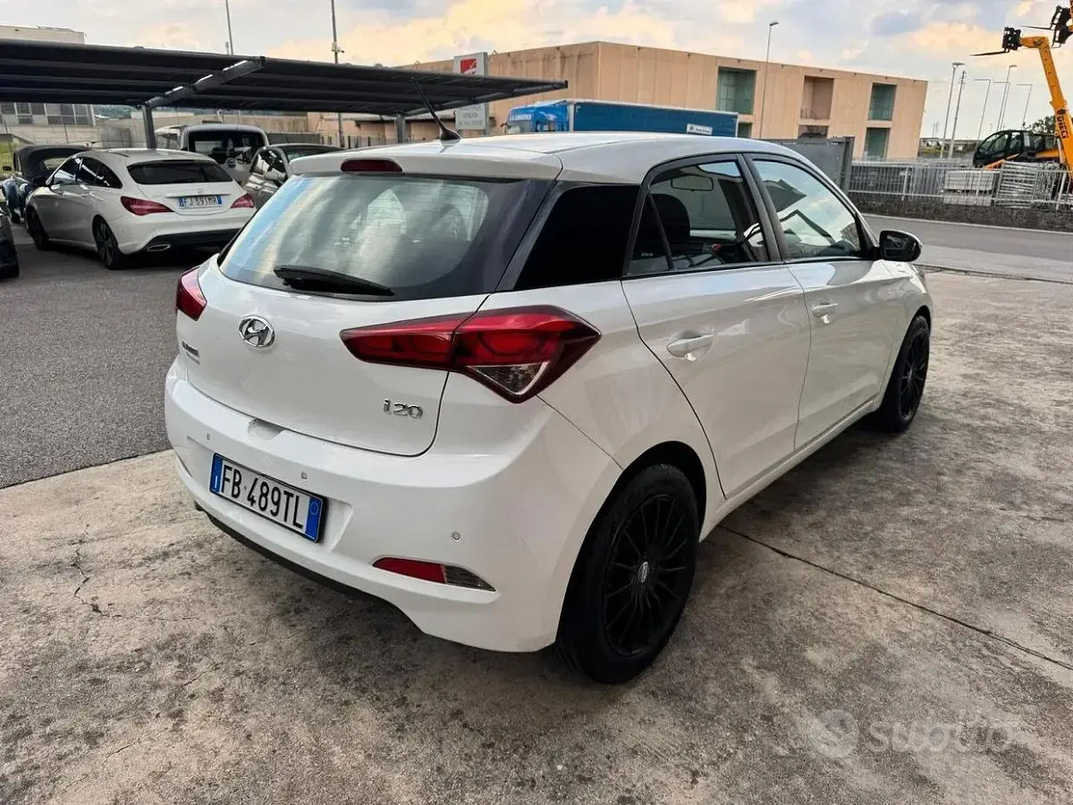 Usata Hyundai i20 Comfort 75 CV (55 kW) 2015 Bianco Berlina