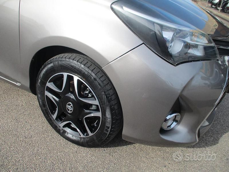 Usata Toyota Yaris Lounge 69 CV (50 kW) 2015 Grigio Berlina