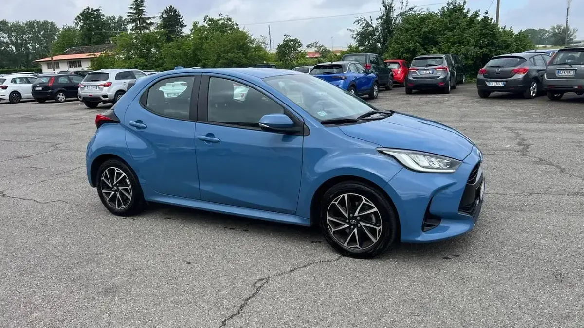 Usata Toyota Yaris Hybrid Lounge 92 CV (67 kW) 2021 Blu Berlina