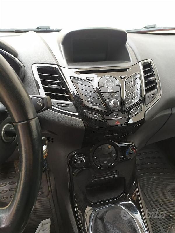 Usata Ford Fiesta Titanium 75 CV (55 kW) 2016 Grigio Berlina