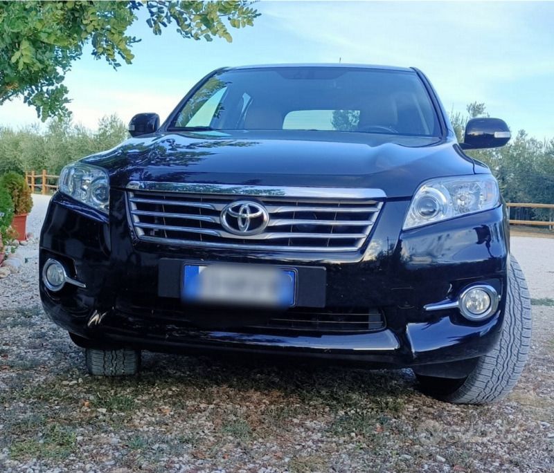 Nero Usata 2010 Toyota RAV4 SUV | 8500 € (Buon prezzo) - Immagine 1/2