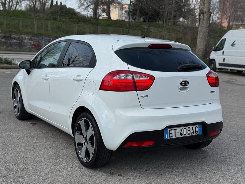 Usata Kia Rio 74 CV (54 kW) 2013 Bianco Berlina