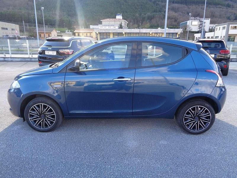Usata Lancia Ypsilon Silver 69 CV (50 kW) 2023 Blu/azzurro Utilitaria
