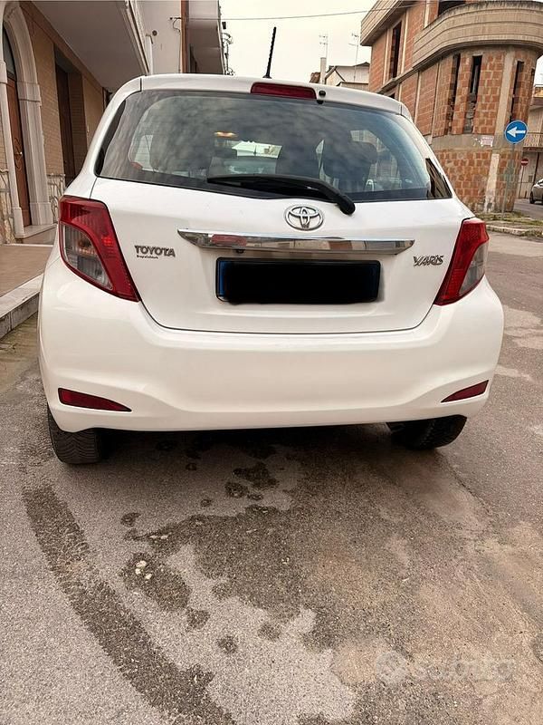 Usata Toyota Yaris 90 CV (66 kW) 2013 Bianco Utilitaria