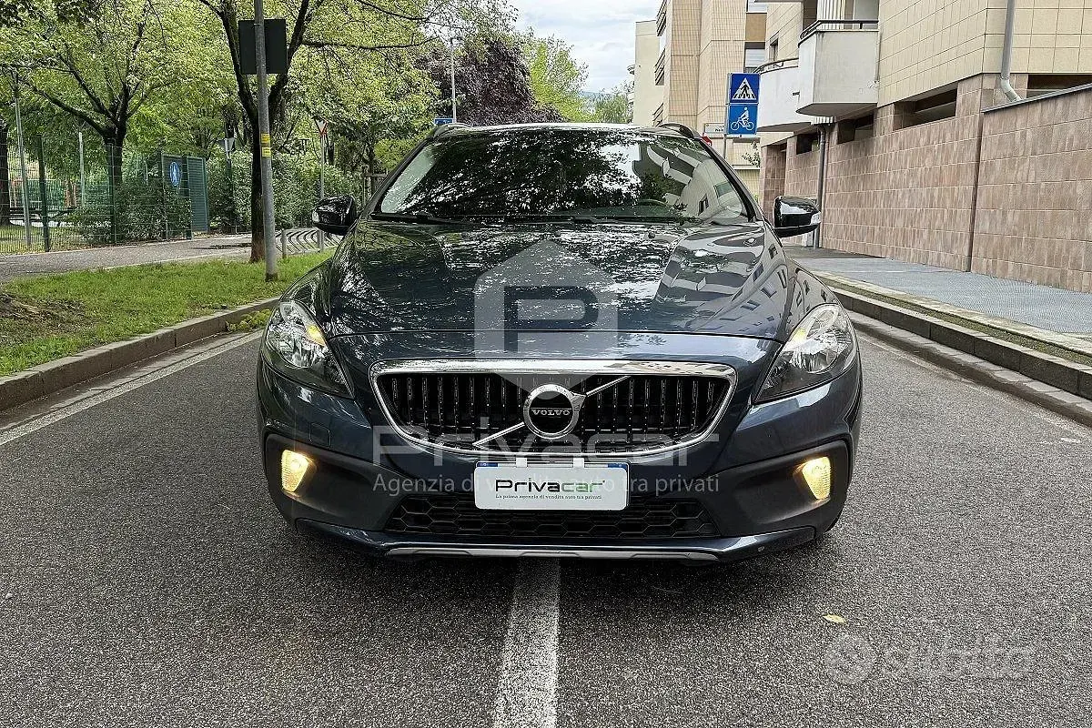 Usata Volvo V40 Plus 152 CV (111 kW) 2018 Nero Utilitaria